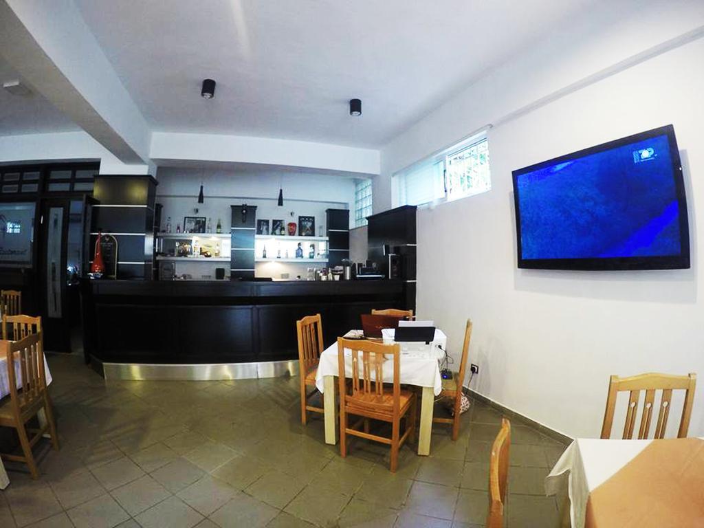 阿乌尼奥哈酒店 Sarandë 外观 照片